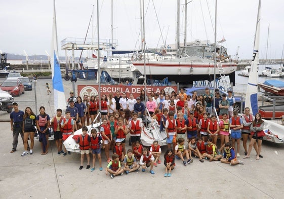Alumnos de todas las edades antes de comenzar su lección de vela en las instalaciones del Puerto Deportivo