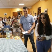 José Pablo Calleja, coordinador de la investigación, y María Velasco, coautora de la misma, este miércoles, durante la presentación de las conclusiones en el salón de actos de la Cocina Económica.