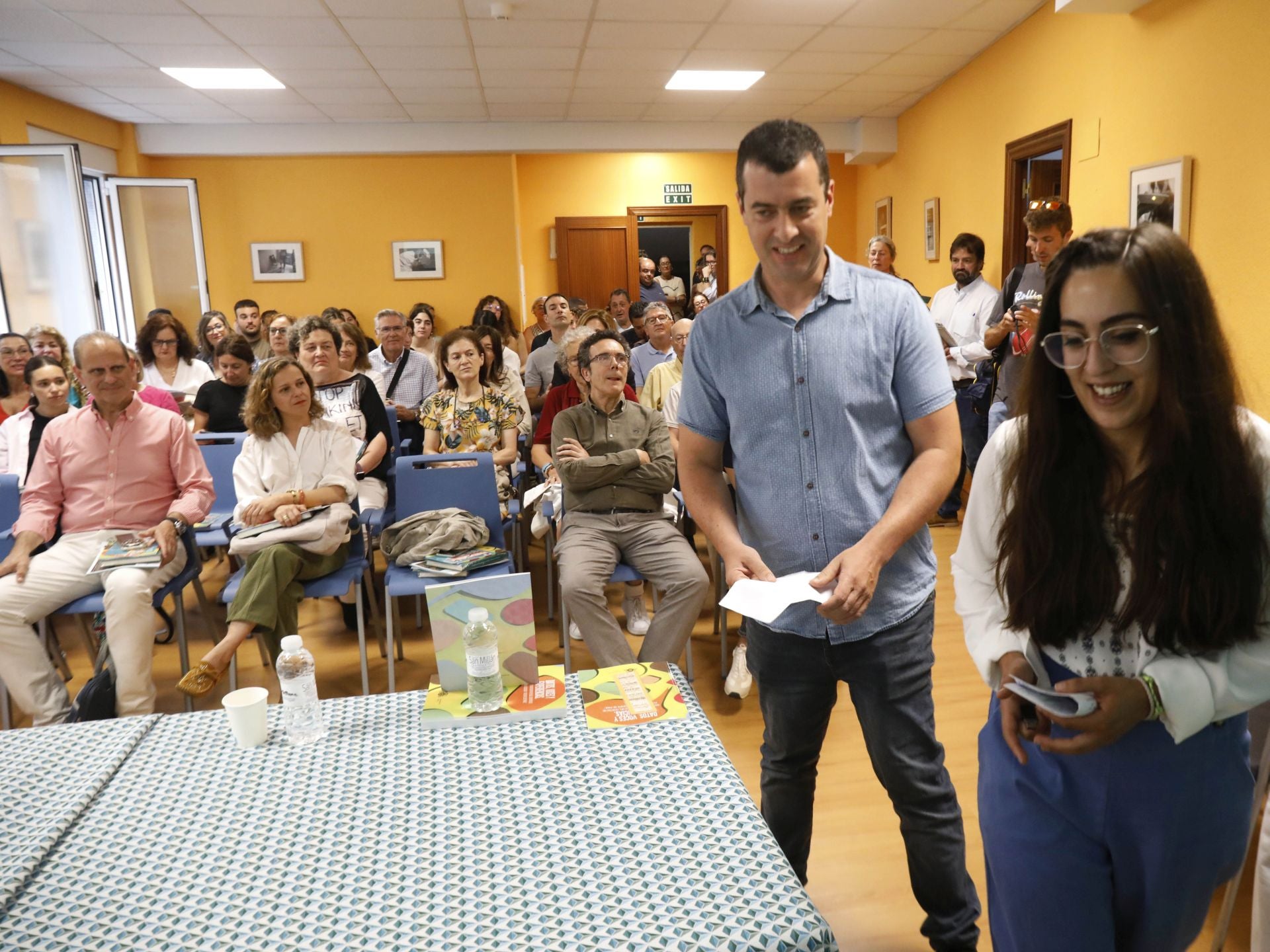 José Pablo Calleja, coordinador de la investigación, y María Velasco, coautora de la misma, este miércoles, durante la presentación de las conclusiones en el salón de actos de la Cocina Económica.