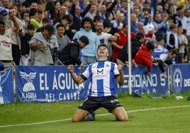 Davo Fernández celebra uno de los dos goles que anotó al Rayo Majadahonda en la final por el ascenso.
