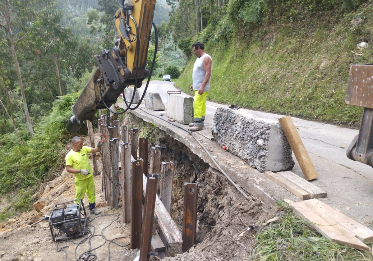 Operarios en la carretera de acceso a Merón.