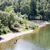 El río Nalón, a su paso por Las Caldas, es una zona muy frecuentada por bañistas; aunque en los últimos días, tras el ahogamiento de un joven, está mucho menos concurrido.
