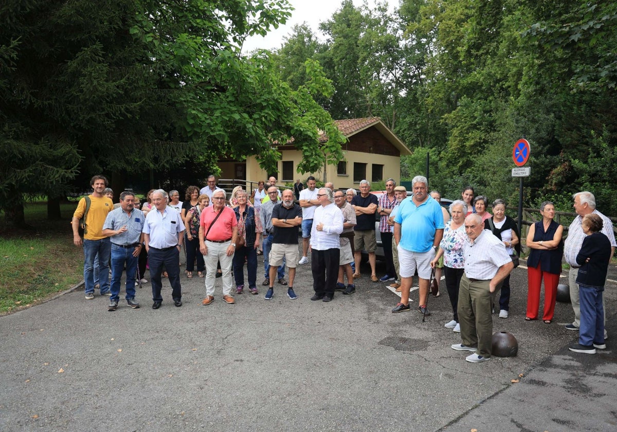 Los vecinos, durante la protesta en Las Caldas.