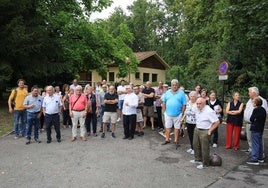 Los vecinos, durante la protesta en Las Caldas.
