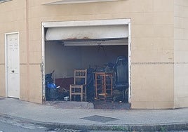 Bajo de la calle San Matías del que sale un olor fétido, según denuncian los vecinos.