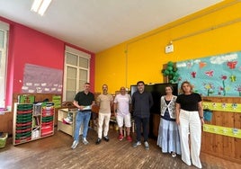 Daniel Navarro, aparejador municipal; el alcalde de Siero, Ángel García; Roberto Rodríguez, administrador de la empresa adjudicataria, Javier de la Roz, director del CRA de Viella; María José Fernández, arquitecta municipal; y Eva Iglesias, concejala de Educación.