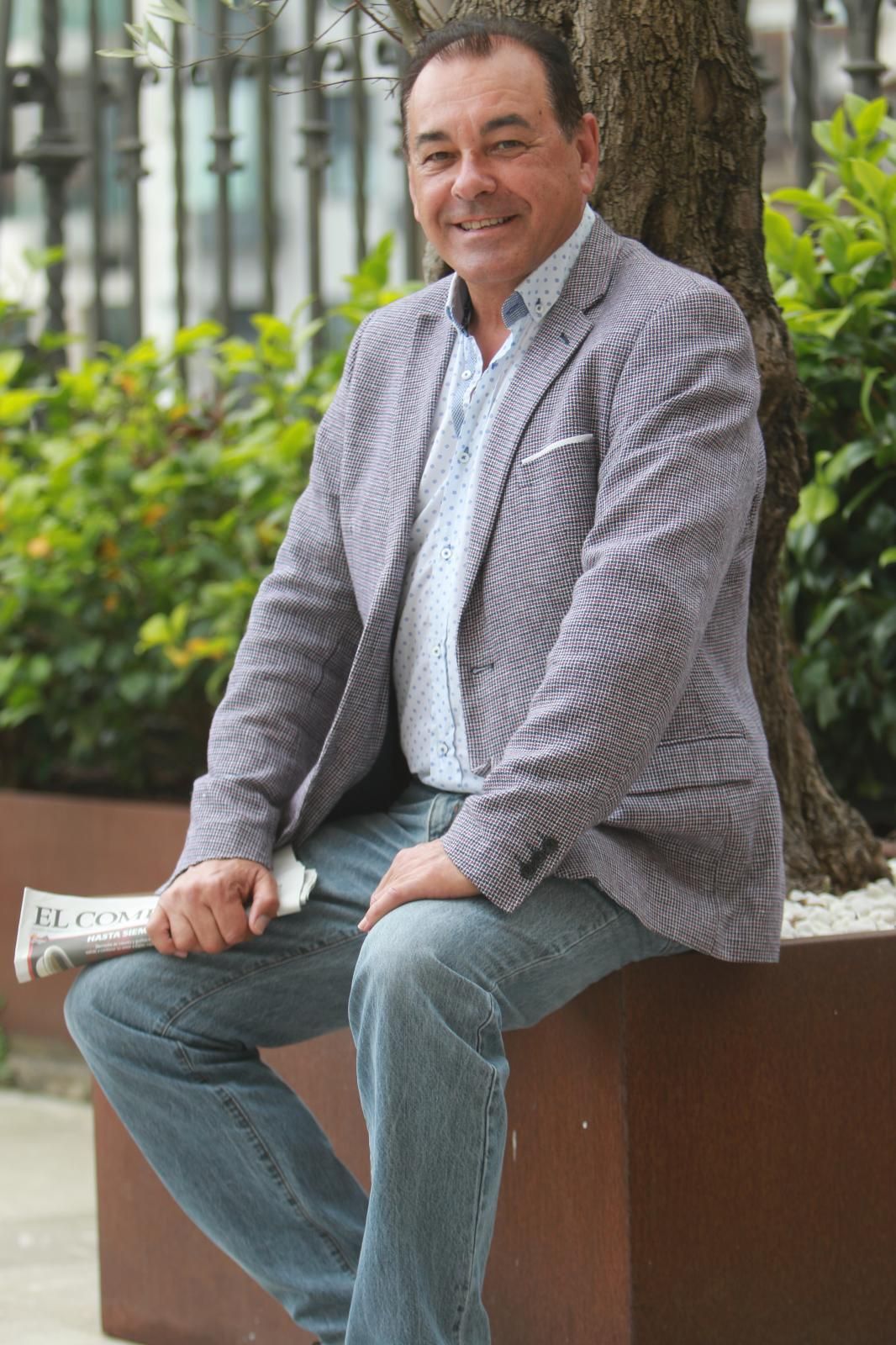 Valentín Fuente posa junto con un ejemplar de EL COMERCIO.