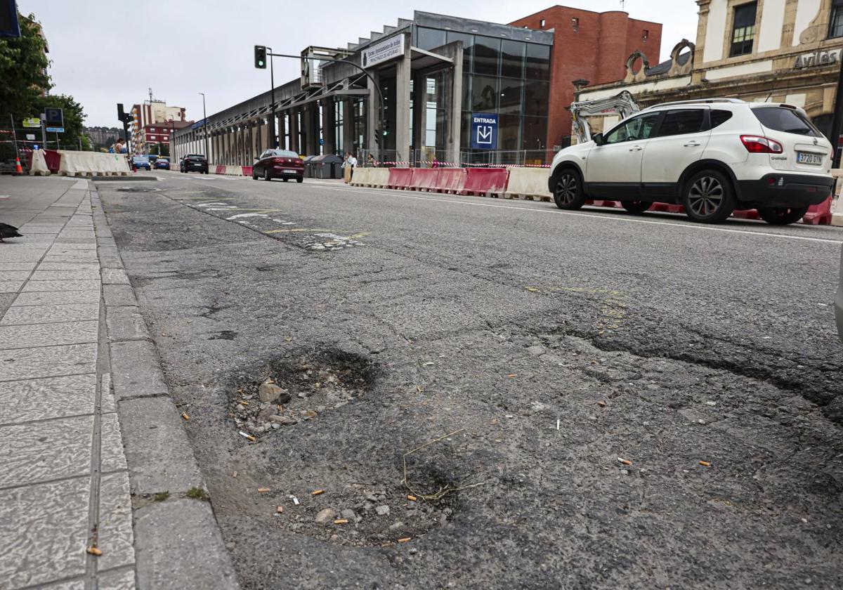 Baches en la aveniza de Los Telares frente a la estación.