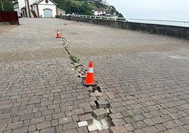 El paseo presenta una grieta.