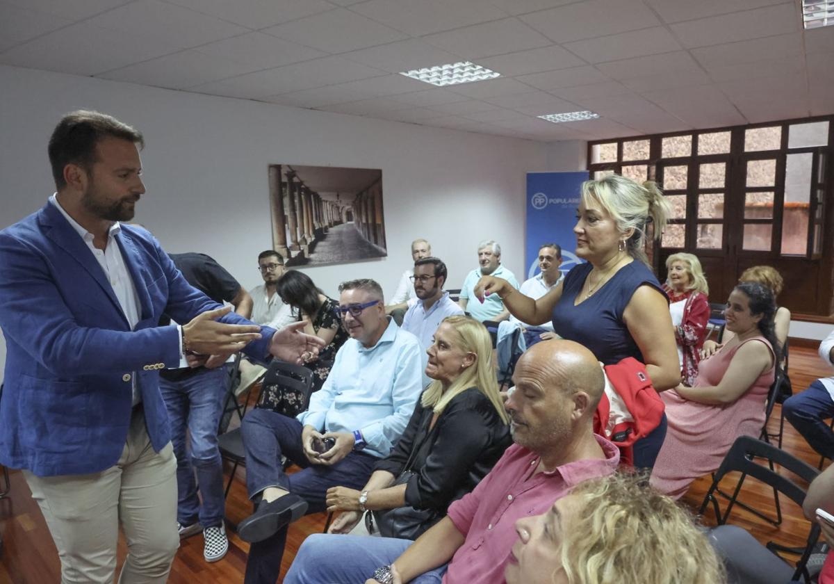 Álvaro Queipo saludando ayer a Teresa Domínguez.
