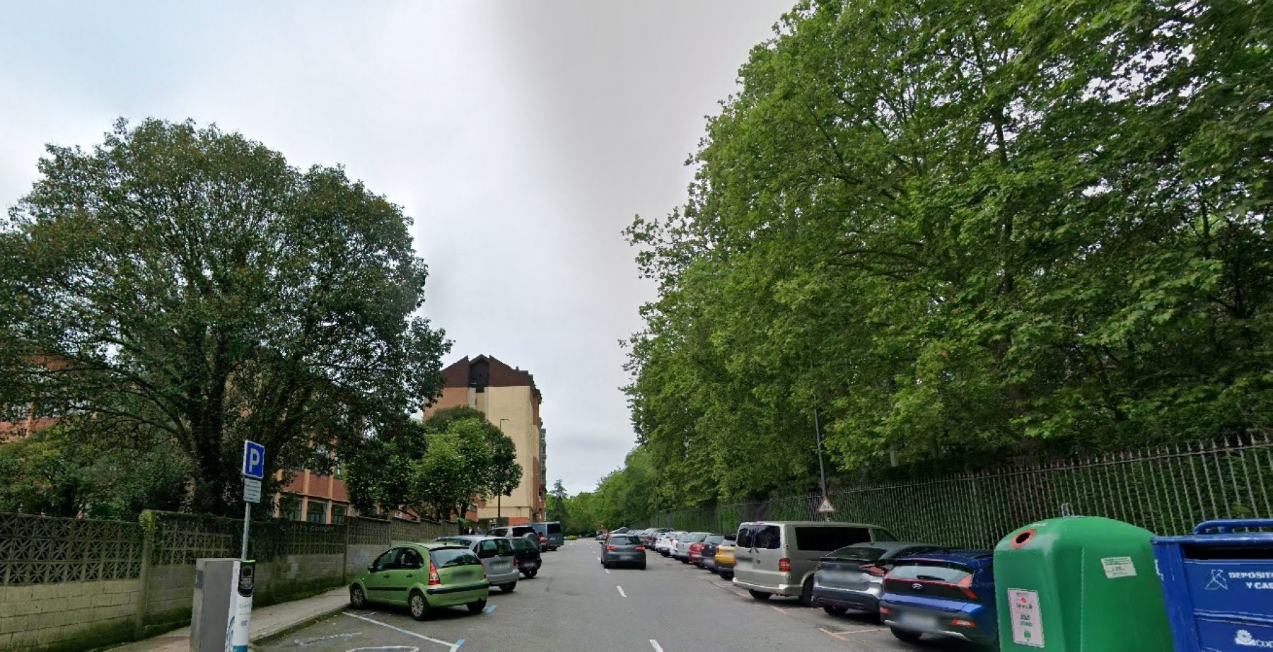 Coches aparcados en la calle del Marqués.