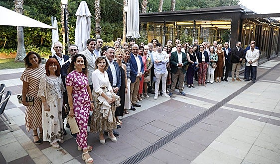 Los procuradores y las autoridades, con Marta Martínez, la homenajeada por el Ilustre Colegio de Procuradores en el Real Club de Regatas.