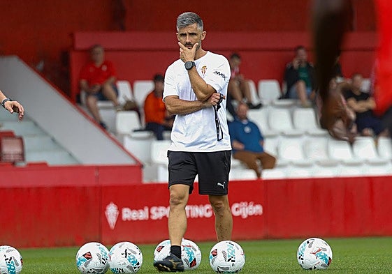 Miguel Pérez, preparador físico del Sporting, pensativo ayer.