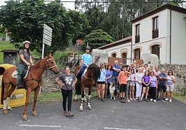 Una representación de los casi 200 integrantes de la asociación de vecinos La Atalaya, de San Martín de Huerces, delante del centro social.