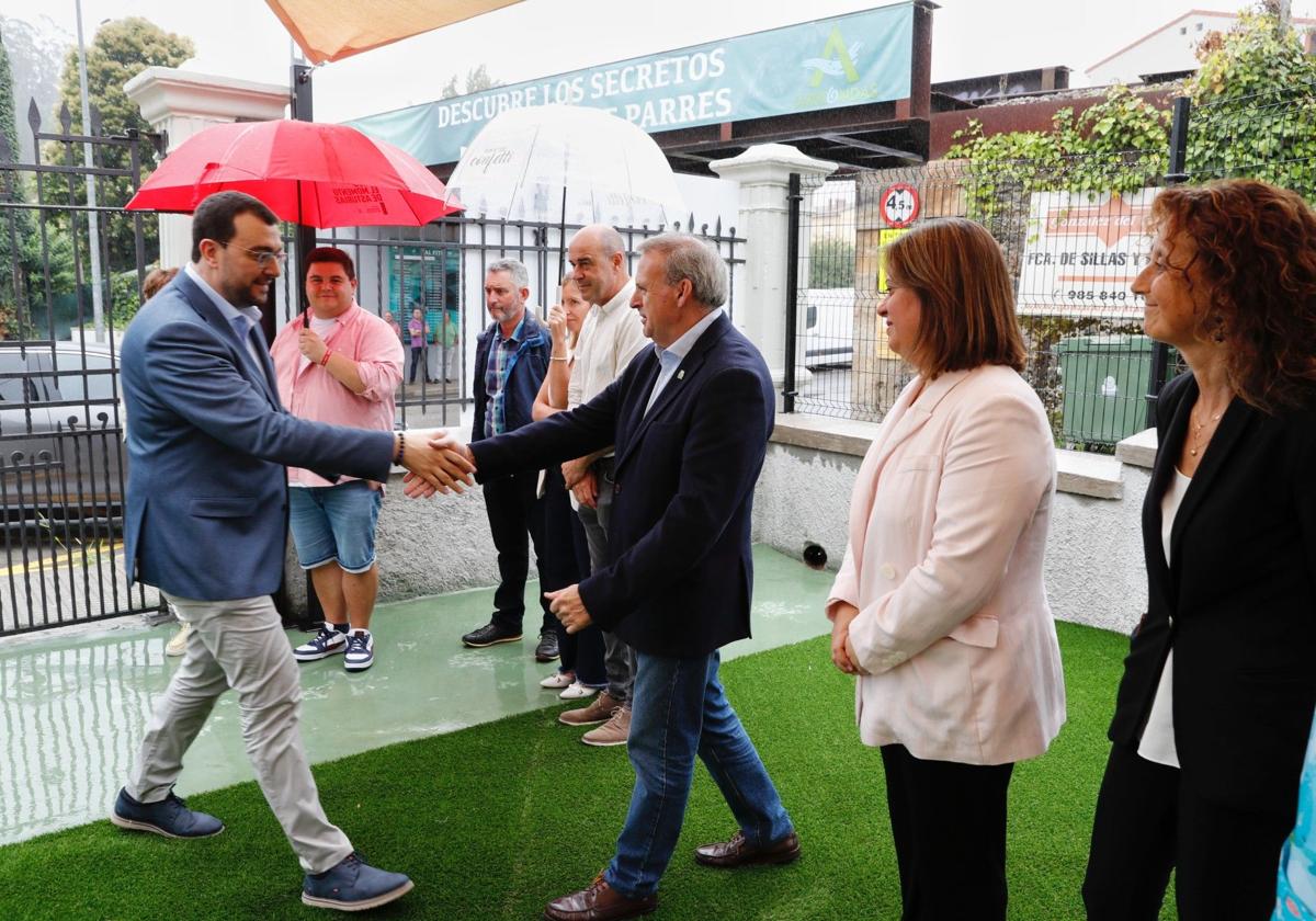 El presidente del Principado, Adrián Barbón, esta mañana durante su visita a la escuelina El Castañéu de Parres.