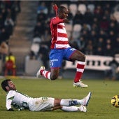 Edu Campabadal se lanza al suelo para cortar el avance de un jugador rival en un partido de Primera División con el Córdoba ante el Granada.