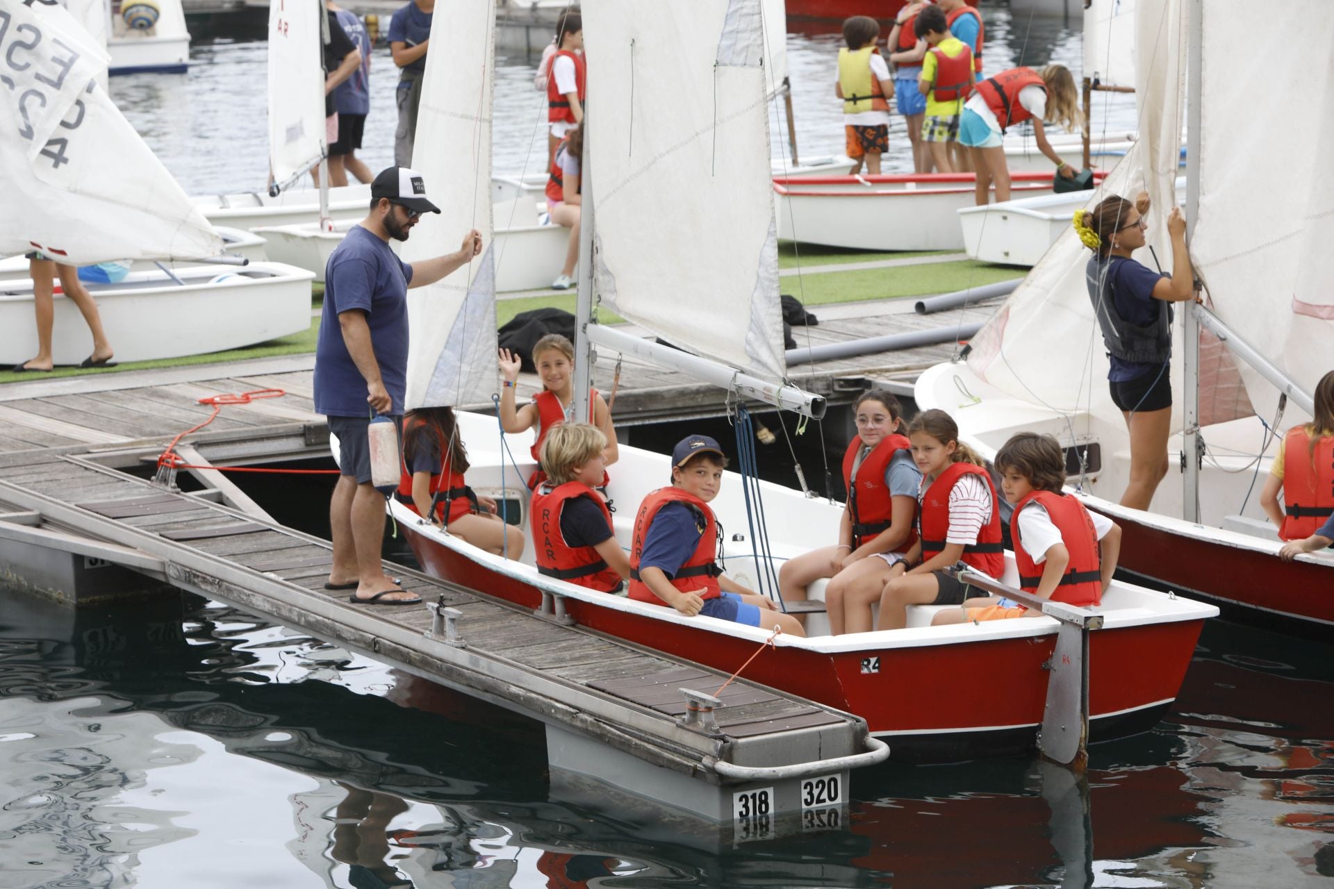 Así se disfruta de la navegación en la Escuela de Vela del Club de Regatas de Gijón