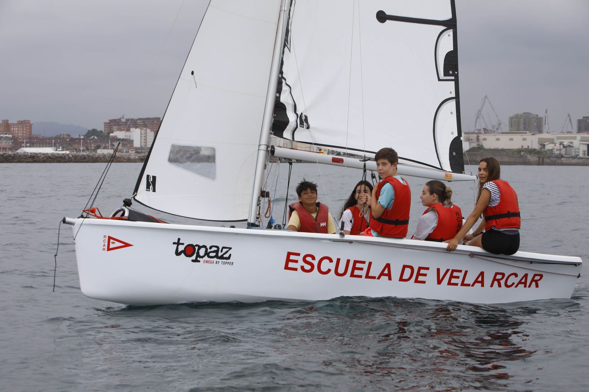 Así se disfruta de la navegación en la Escuela de Vela del Club de Regatas de Gijón