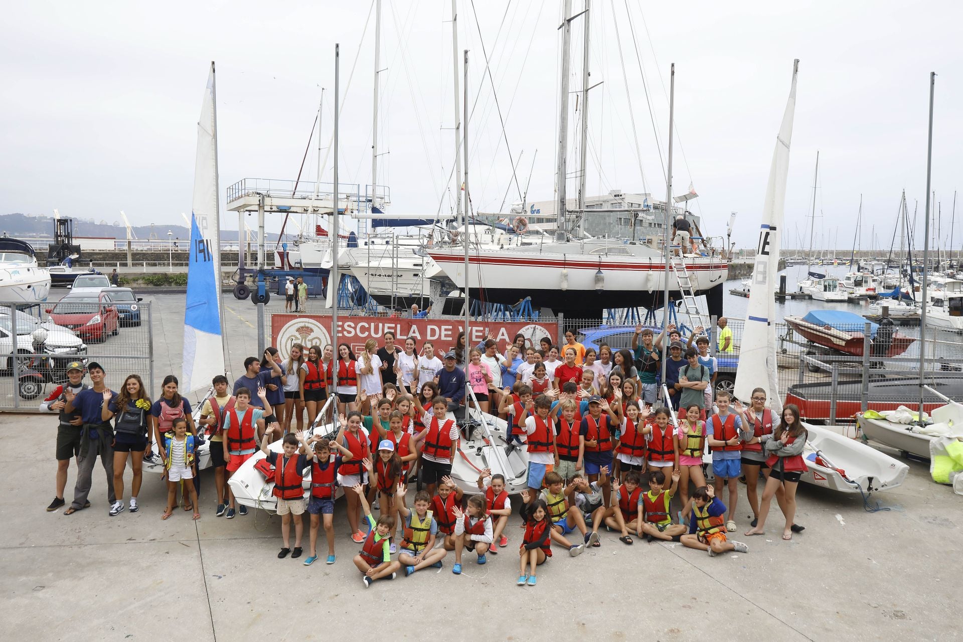 Así se disfruta de la navegación en la Escuela de Vela del Club de Regatas de Gijón
