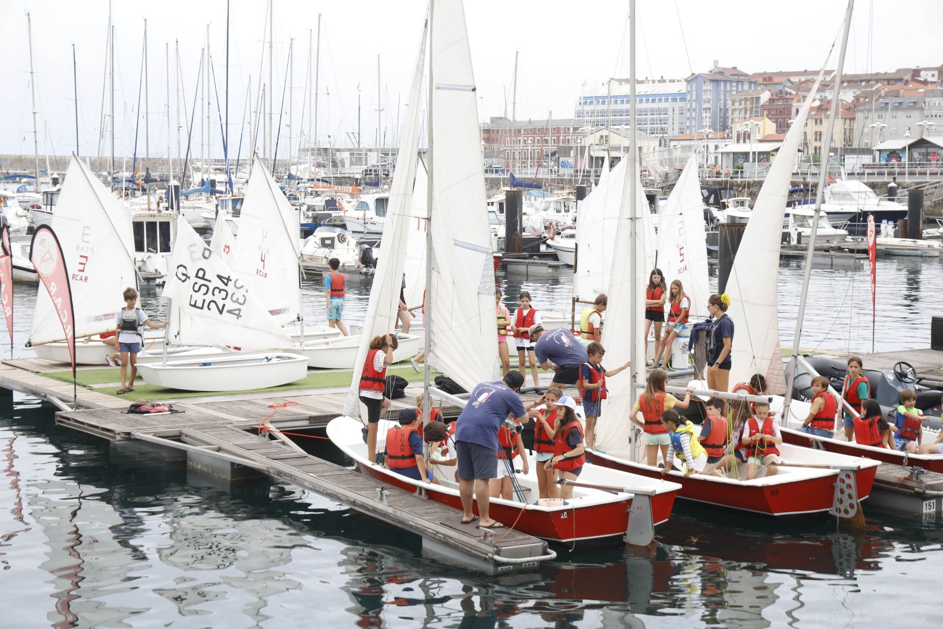 Así se disfruta de la navegación en la Escuela de Vela del Club de Regatas de Gijón
