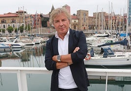 El mediático empresario, Ángel Lorenzo, posa en el espigón con el casco histórico de Gijón al fondo.