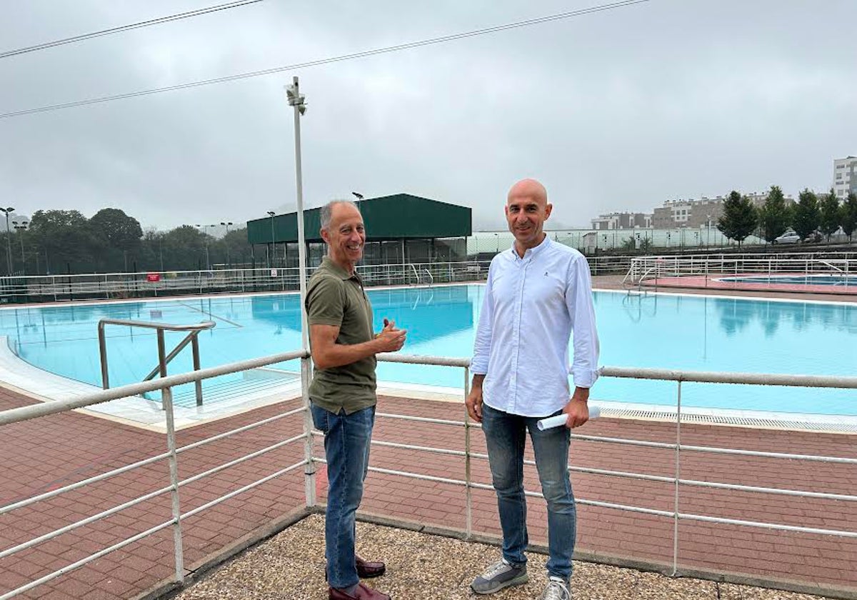 Jesús Abad y Virginio Ramírez, en la piscina de la Pola.