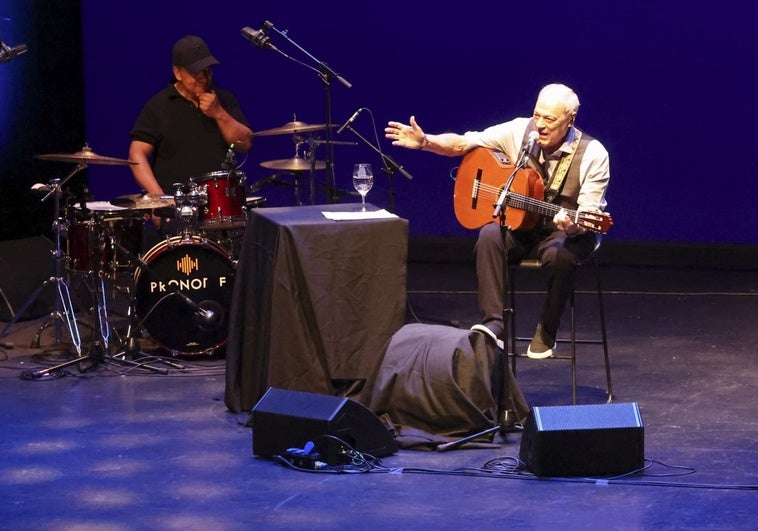 La leyenda de la música brasileña durante su concierto de anoche en el Niemeyer.