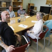 Tino Mendoza (Poago), José Manuel Cadavieco (Serín), José Luis Fernández (Serín), José Berdayes (Poago), Luisa Muñiz (San Andrés de los Tacones) y Consuelo González (Cenero) durante la reunión por la oleada de robos en la asociación vecinal de Montiana.
