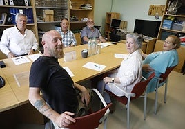 Tino Mendoza (Poago), José Manuel Cadavieco (Serín), José Luis Fernández (Serín), José Berdayes (Poago), Luisa Muñiz (San Andrés de los Tacones) y Consuelo González (Cenero) durante la reunión por la oleada de robos en la asociación vecinal de Montiana.