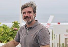 Guillermo González, en la terraza del Ewan, en Salinas.