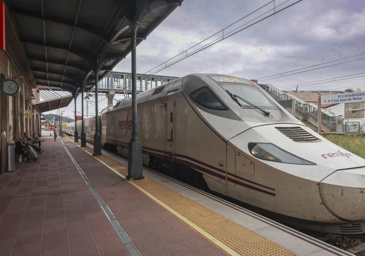 El tren a Madrid, a la espera de partir desde la estación de Avilés este viernes.