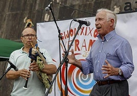 Manuel López interpreta 'Años sesenta' junto al gaitero oficial del concurso, Alfonso Fernández.