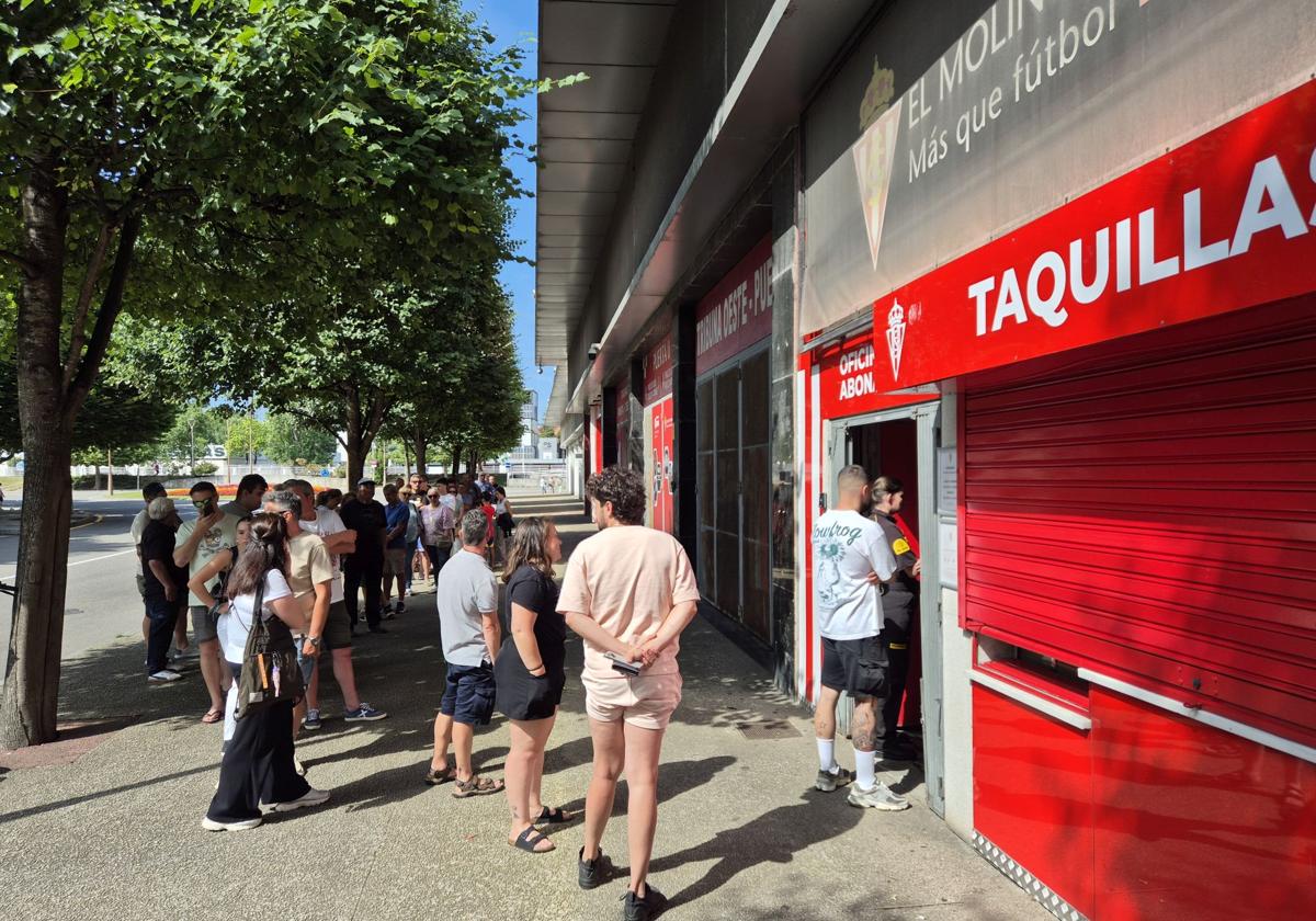 Colas en la oficina de El Molinón para renovar los abonos en los primeros días de campaña.