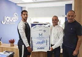 Carlos Costoya, Juan Carlos Rubín y Gerardo González, ayer en Java Inmobiliaria en la calle de Rui Pérez.