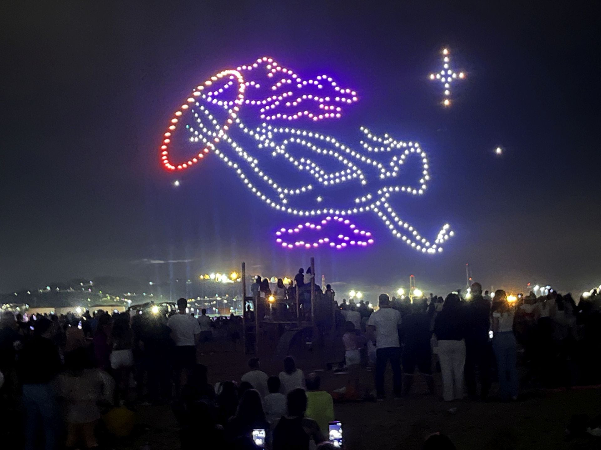 El show de los drones de Gijón: las mejores figuras en el cielo nocturno