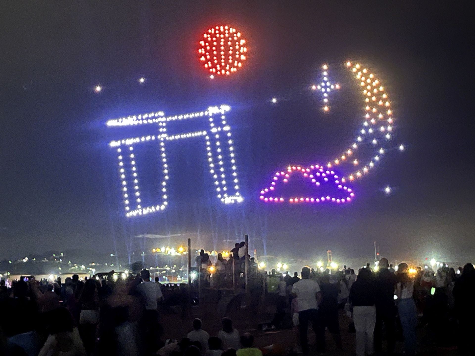 El show de los drones de Gijón: las mejores figuras en el cielo nocturno