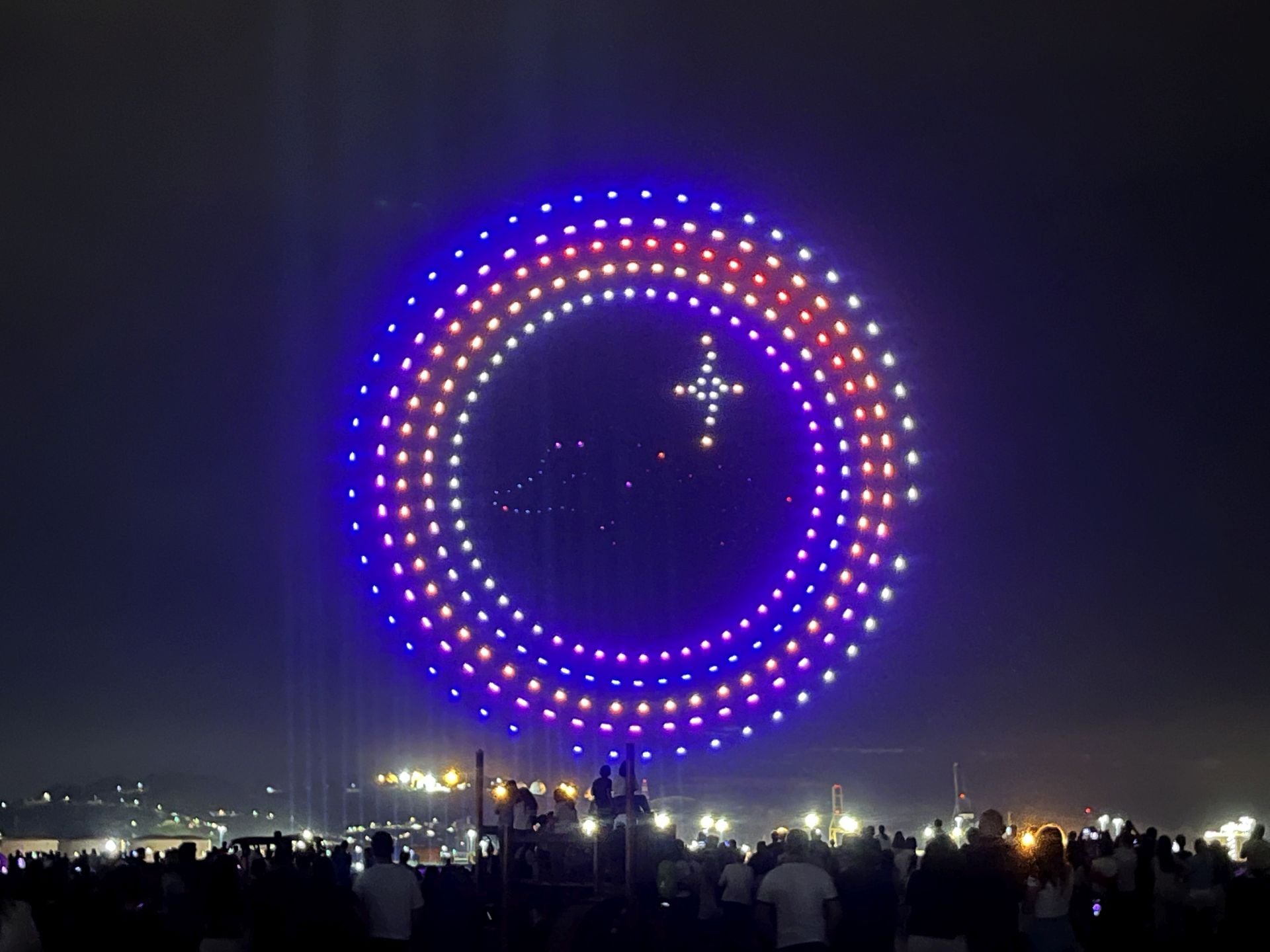 El show de los drones de Gijón: las mejores figuras en el cielo nocturno