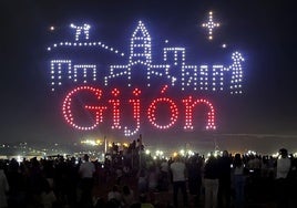 El cielo de la bahía gijonesa se iluminó con el gran espectáculo de drones.