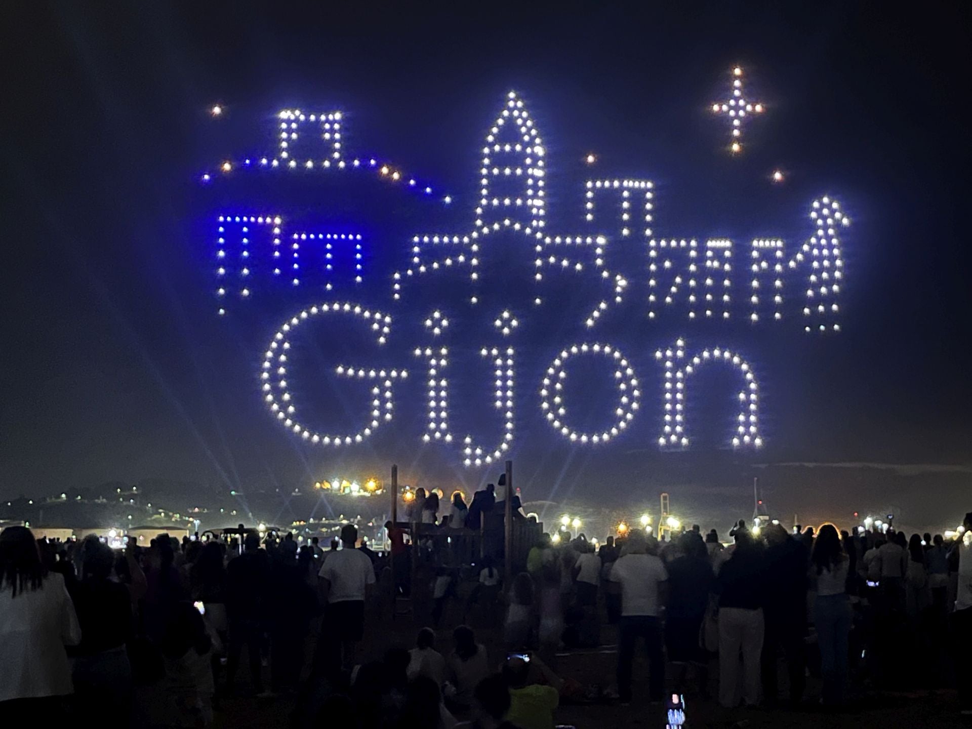 El show de los drones de Gijón: las mejores figuras en el cielo nocturno