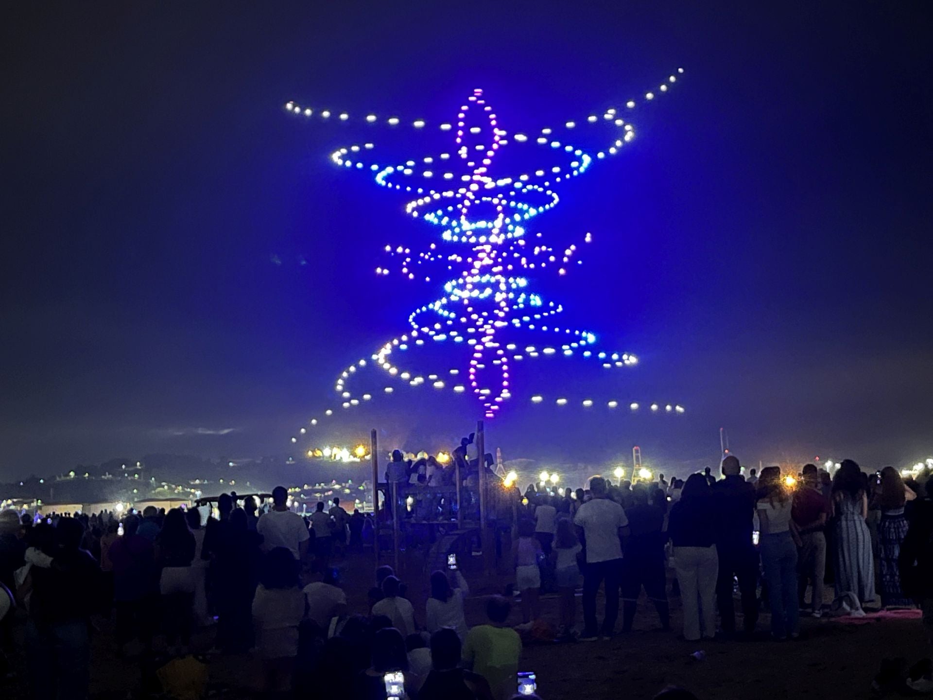 El show de los drones de Gijón: las mejores figuras en el cielo nocturno