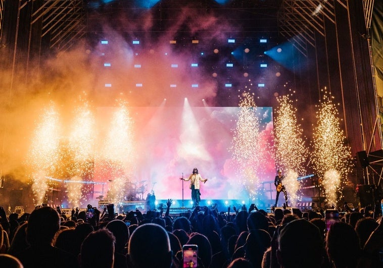 Jared Leto, al inicio de su show en el Tsunami Festival.