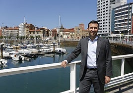 Carlos Navalpotro, presidente de Asturiana de Zinc y Aege, en el Puerto Deportivo de Gijón.