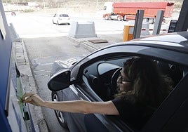 Conductora pasando por las cabinas de peaje de Aucalsa.