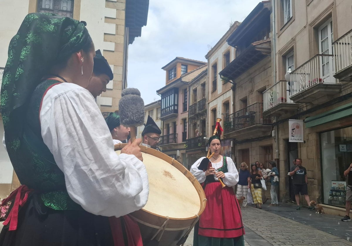 Pasacalles por el centro de Villaviciosa.