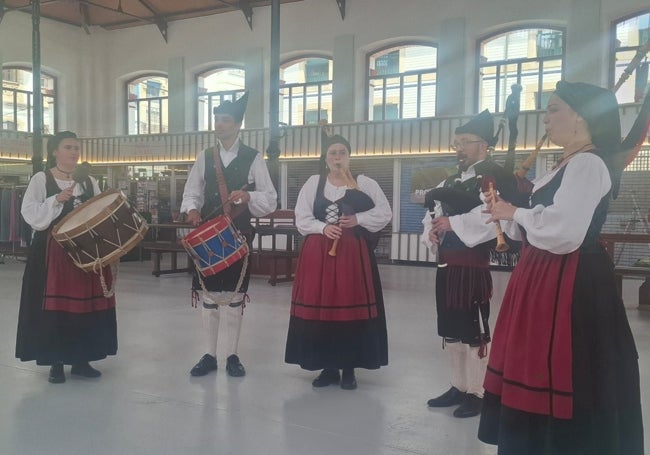 El pasacalles, en el interior de la Plaza de Abastos.
