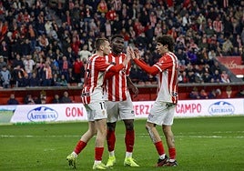 Dubasin y Gelabert celebran un gol junto a Jordy Caicedo.