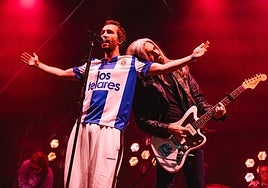 Álvaro Rivas, ayer en el Tsunami de Gijón con una camiseta del Real Avilés.