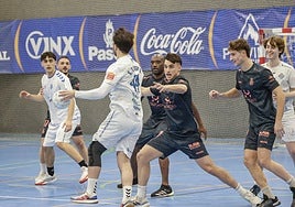 Jugadores de la Atlética y del Real Avilés juegan a balonmano en un partido benéfico en La Magdalena.