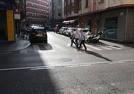 Uno de los pasos de peatones que se elevarán, en el cruce de la calle Bobes con Schulz.