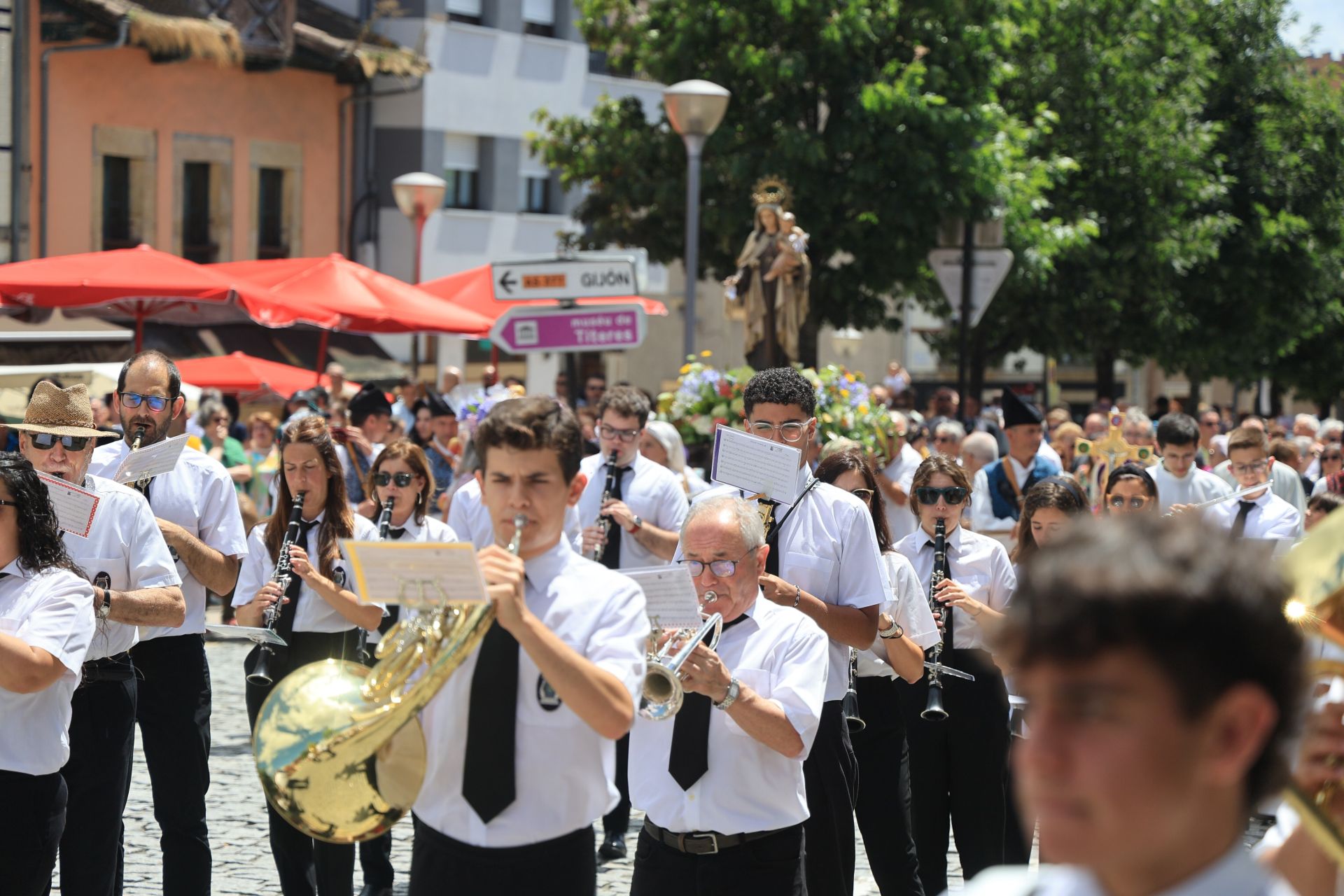 El Carmín de La Pola: misa y procesión antes de la romería